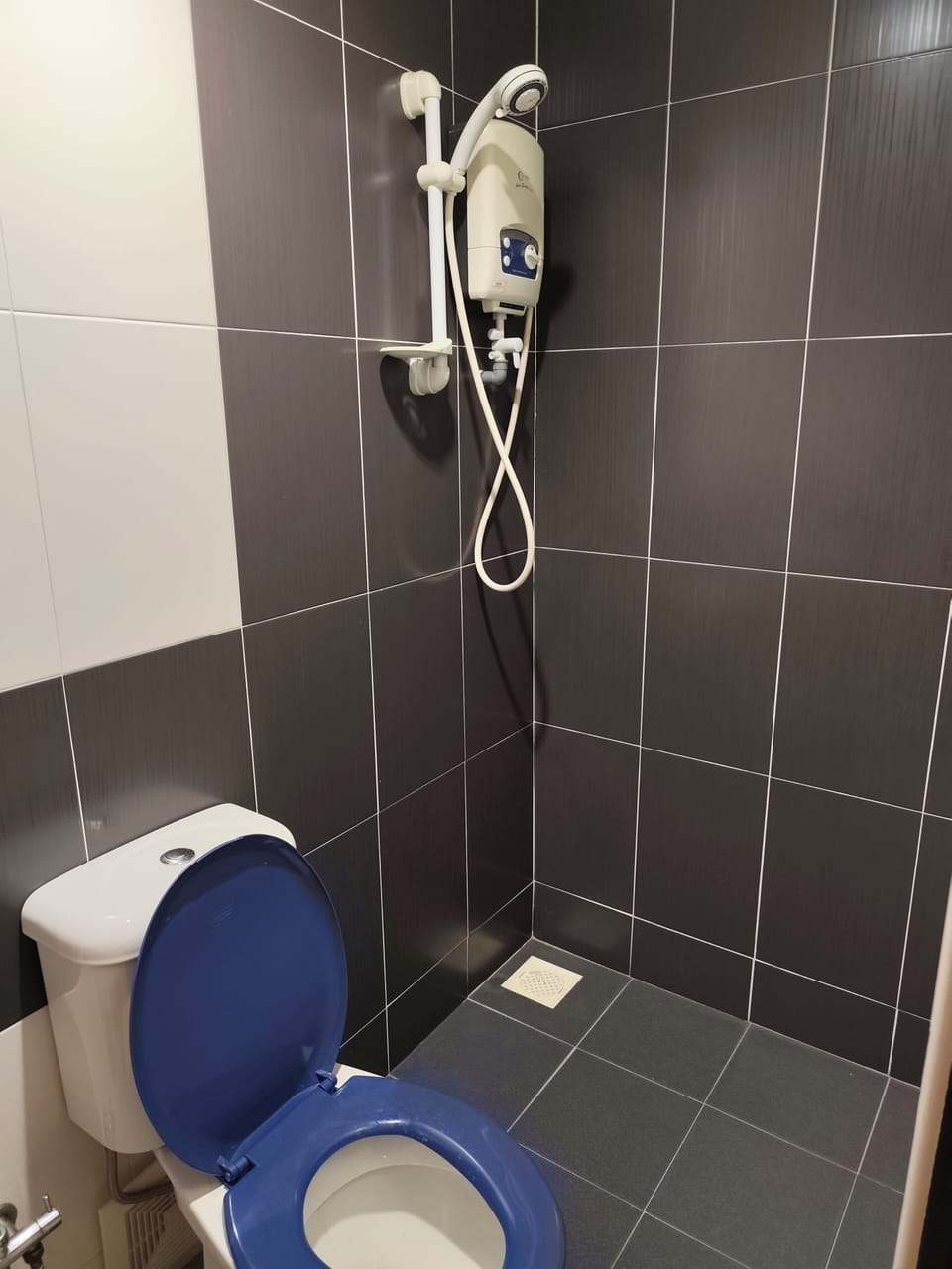 Standard Double Room | Bathroom | Shower, free toiletries, hair dryer, towels