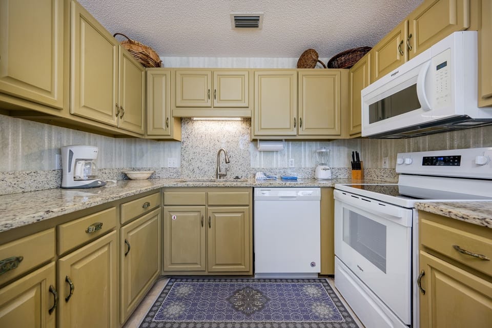 Condo, 1 Bedroom | Private kitchen | Coffee/tea maker, fridge, oven