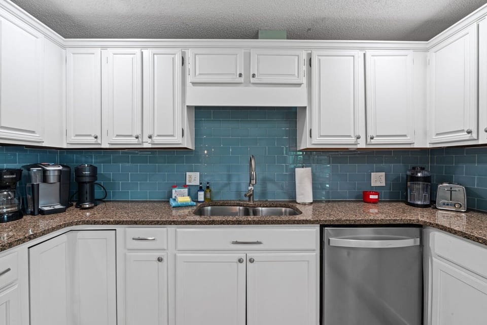 House, 3 Bedrooms | Private kitchen | Fridge, oven, coffee/tea maker, toaster