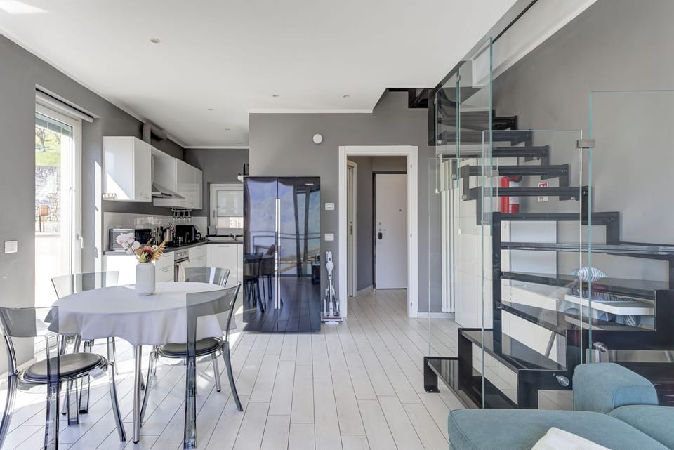 Apartment, 2 Bedrooms, Balcony, Lake View | Interior
