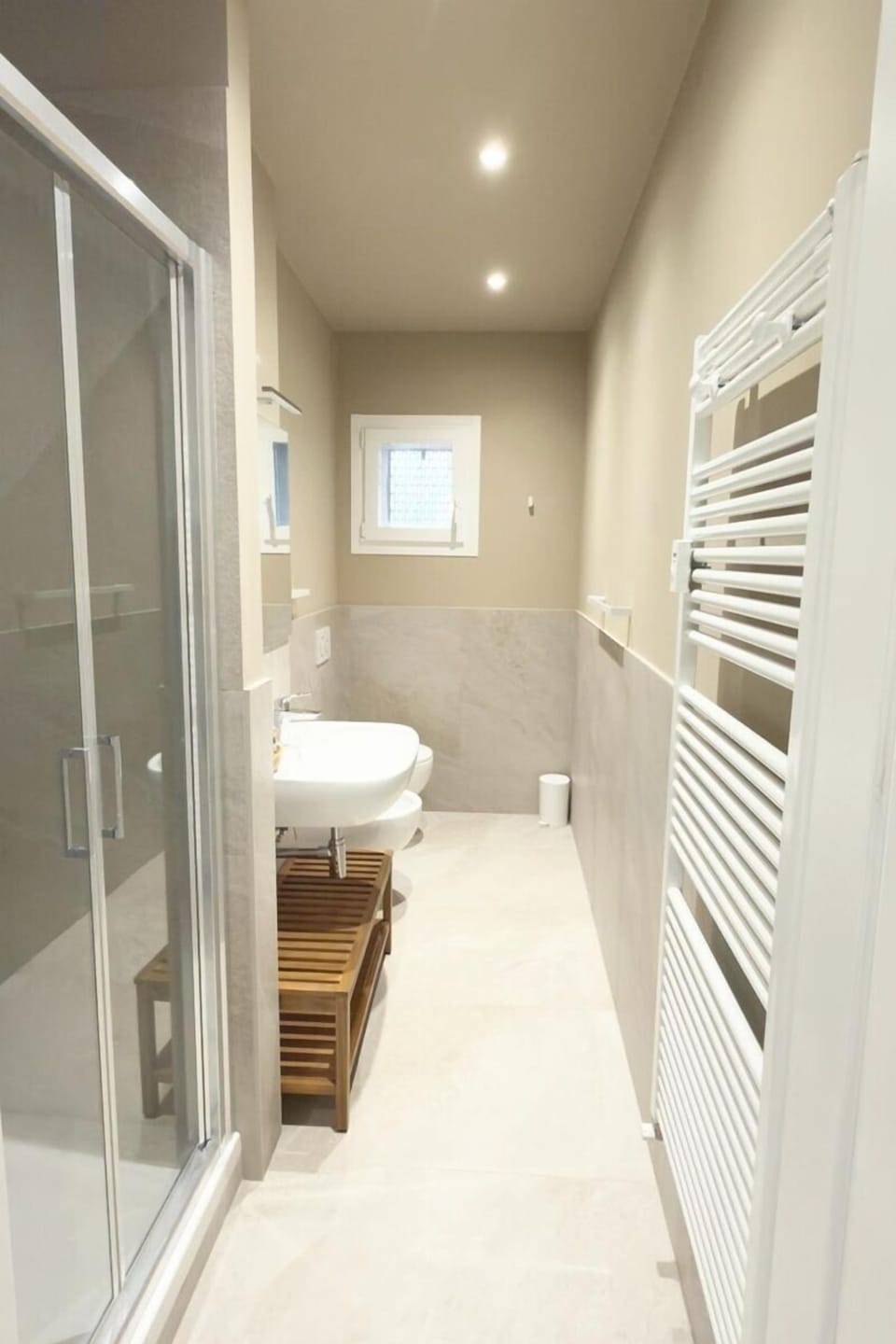 Classic Double Room | Bathroom | Hair dryer, towels, soap, shampoo
