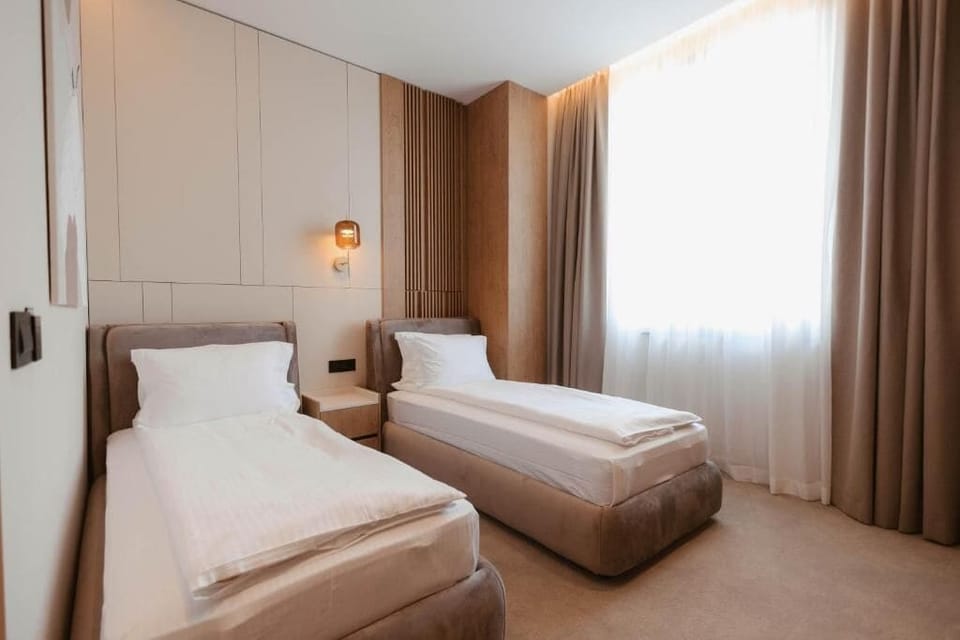 Comfort Twin Room | In-room safe, desk, free WiFi