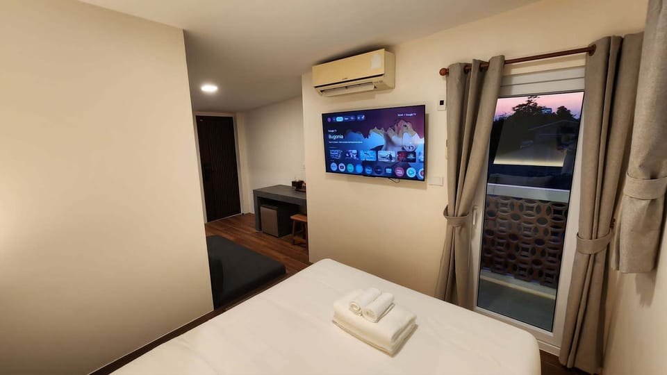 Classic Double Room, Balcony, City View | Desk, free WiFi