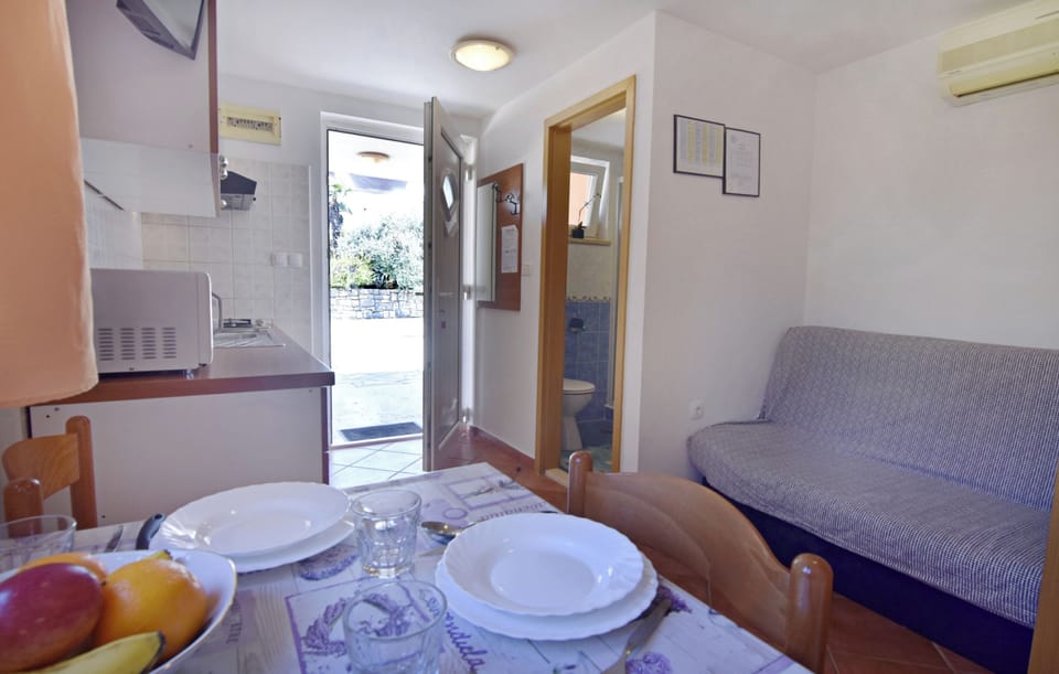 Apartment, 1 Bedroom, Patio | Living room