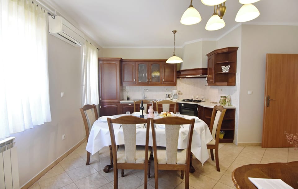 Apartment, 2 Bedrooms, Patio, Garden View | Dining room