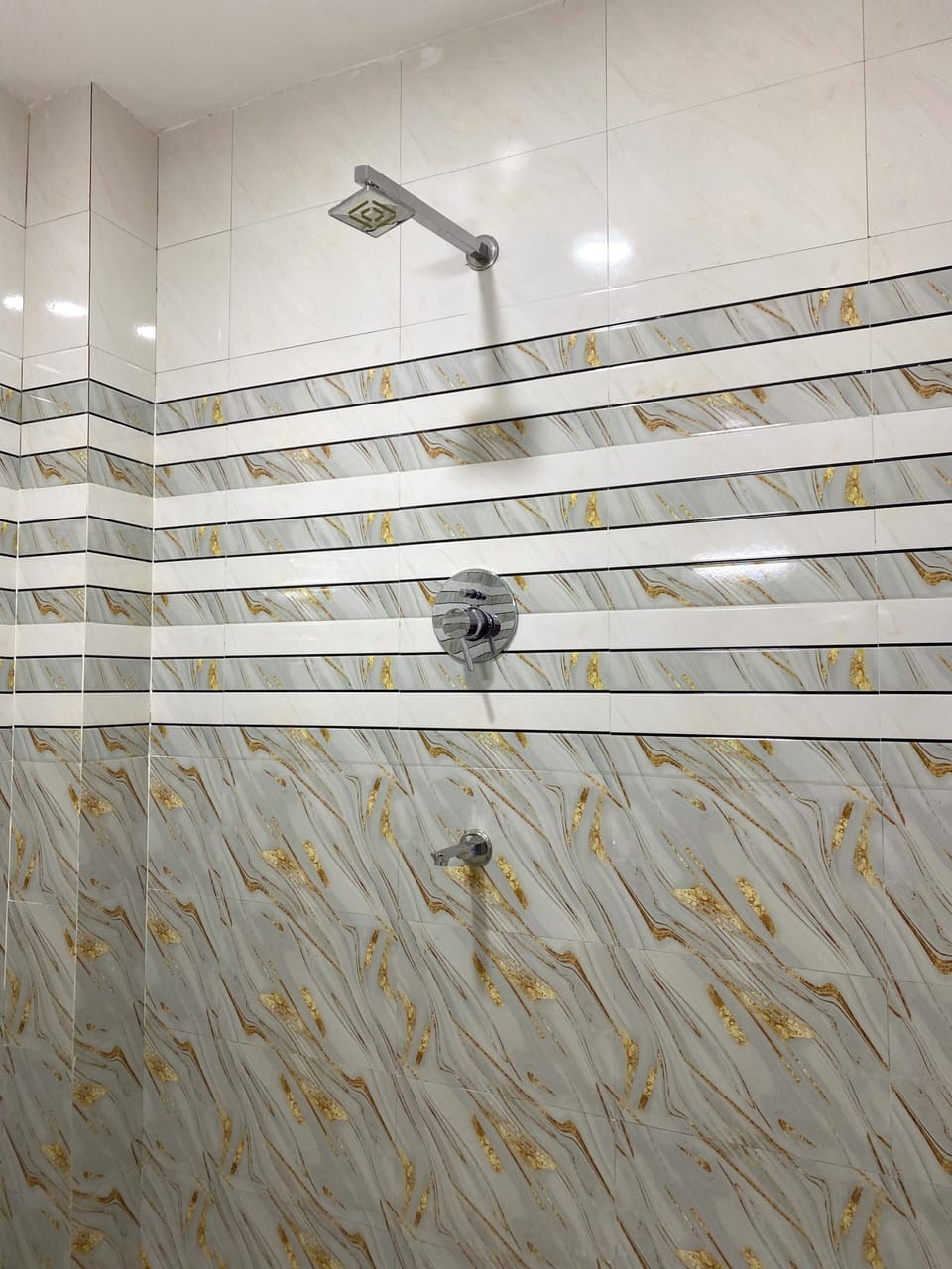 Studio Suite, 1 King Bed | Bathroom | Slippers, towels, soap, shampoo