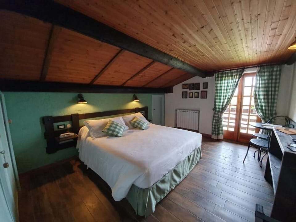 Deluxe Double Room, Balcony, Garden View | In-room safe