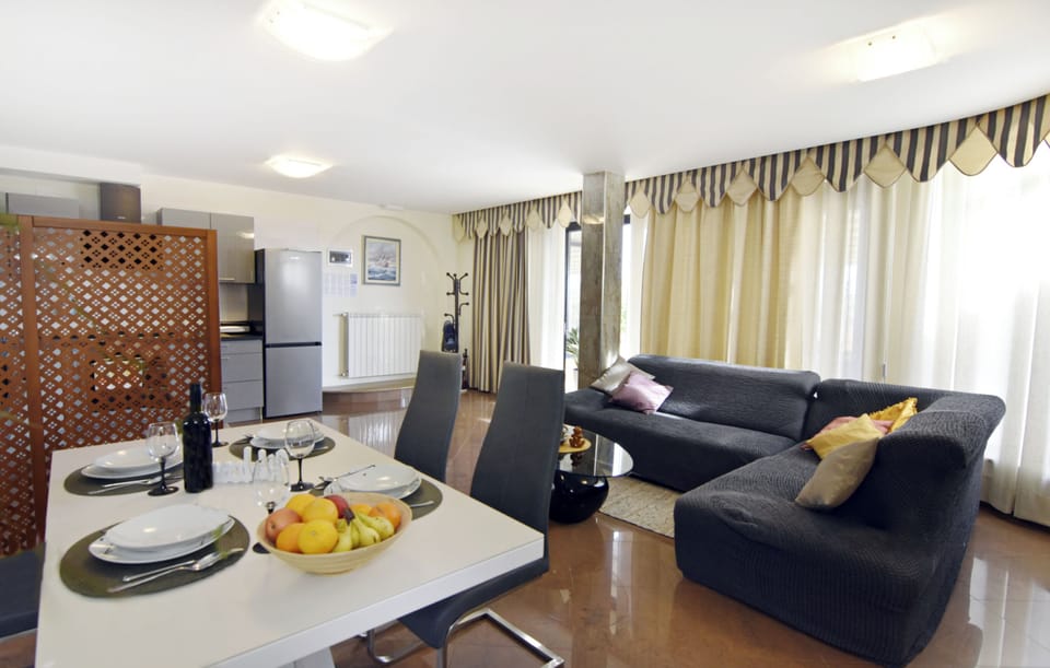 Apartment, 1 Bedroom, Patio, Garden View | Living room