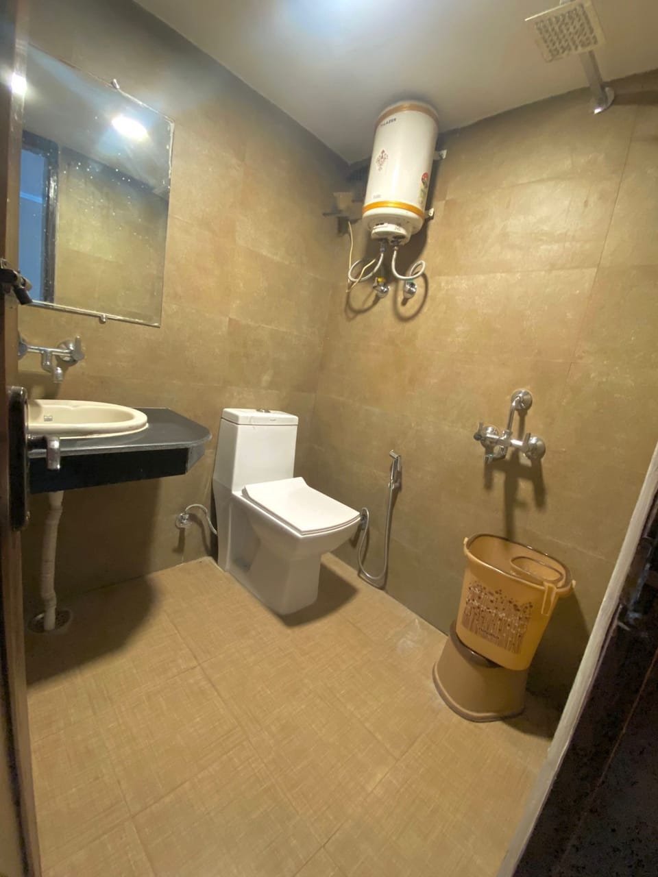 Deluxe Room | Bathroom | Shower, towels, soap, shampoo