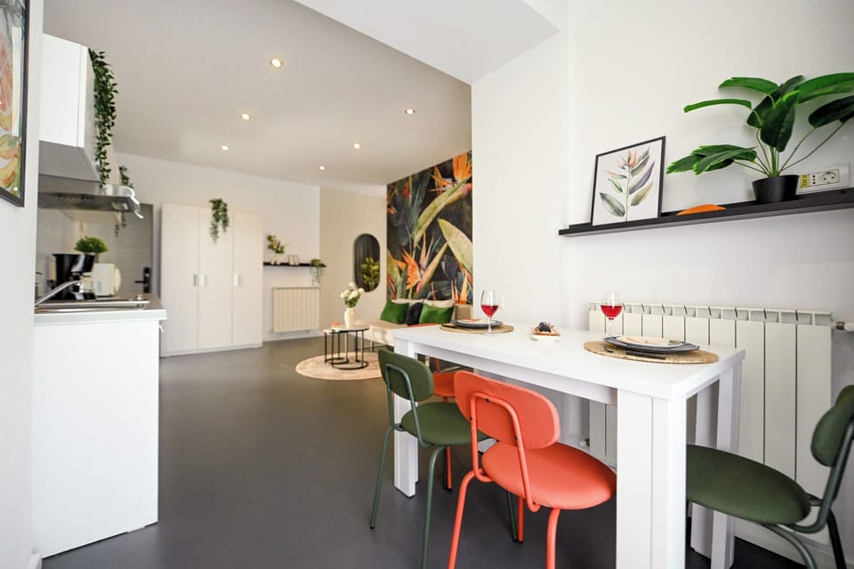 Standard Studio | Private kitchenette | Cookware/dishes/utensils