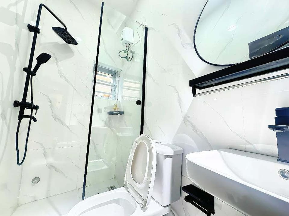 Deluxe Room, Balcony, City View | Bathroom | Hair dryer, towels, soap, shampoo