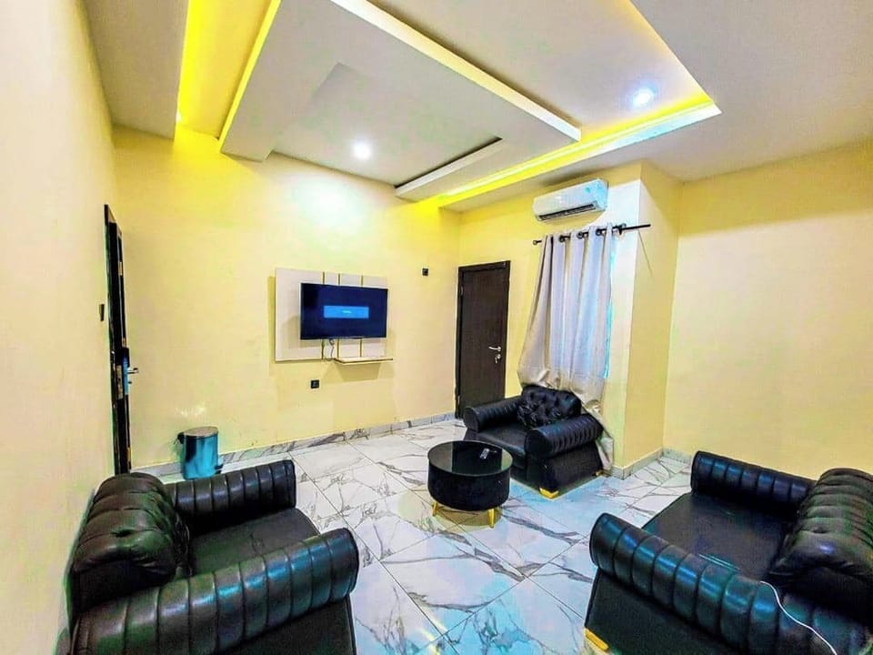 Deluxe Room, Balcony, City View | Living area