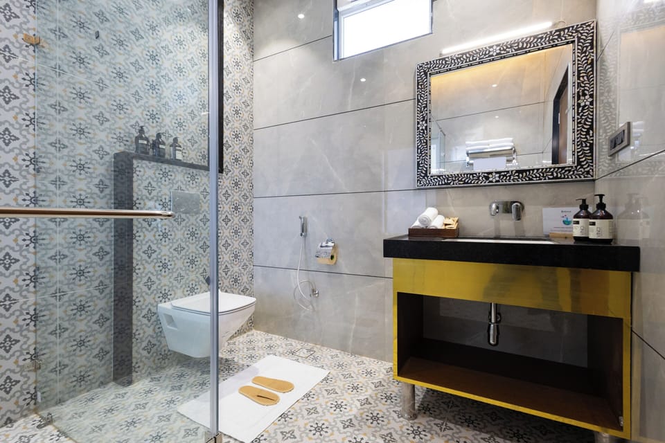 Deluxe Triple Room, River View | Bathroom