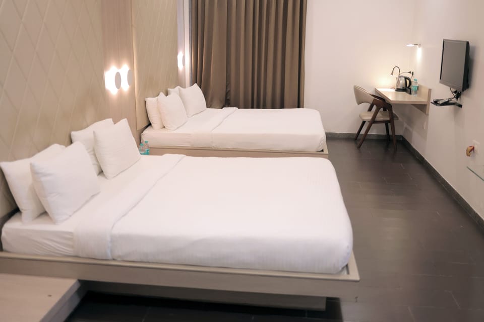 Luxury Room | Desk