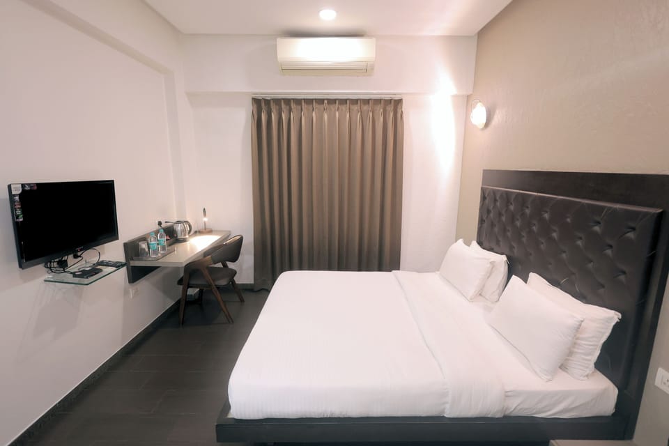 Deluxe Room | Desk