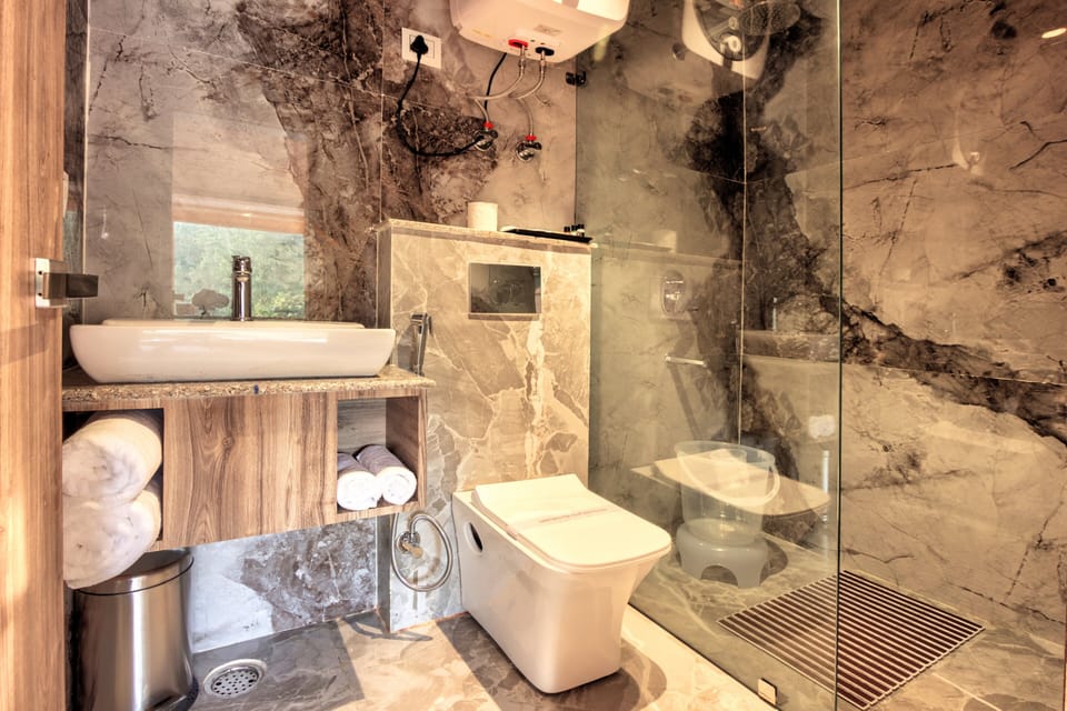 Deluxe Room, Balcony, Valley View | Bathroom | Shower, free toiletries, towels, soap