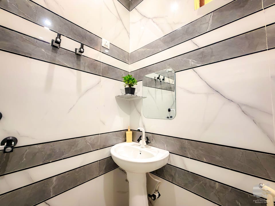 Super Deluxe Room | Bathroom | Free toiletries, towels, soap, shampoo