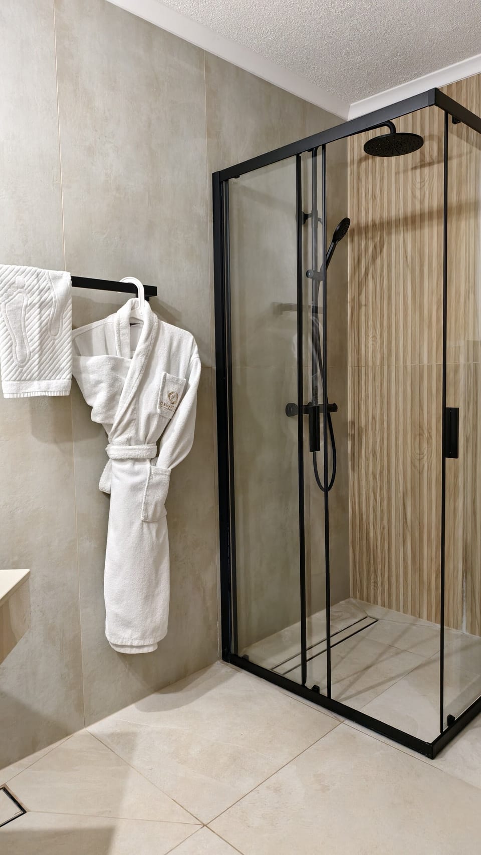 Deluxe Studio | Bathroom | Free toiletries, hair dryer, bathrobes, slippers