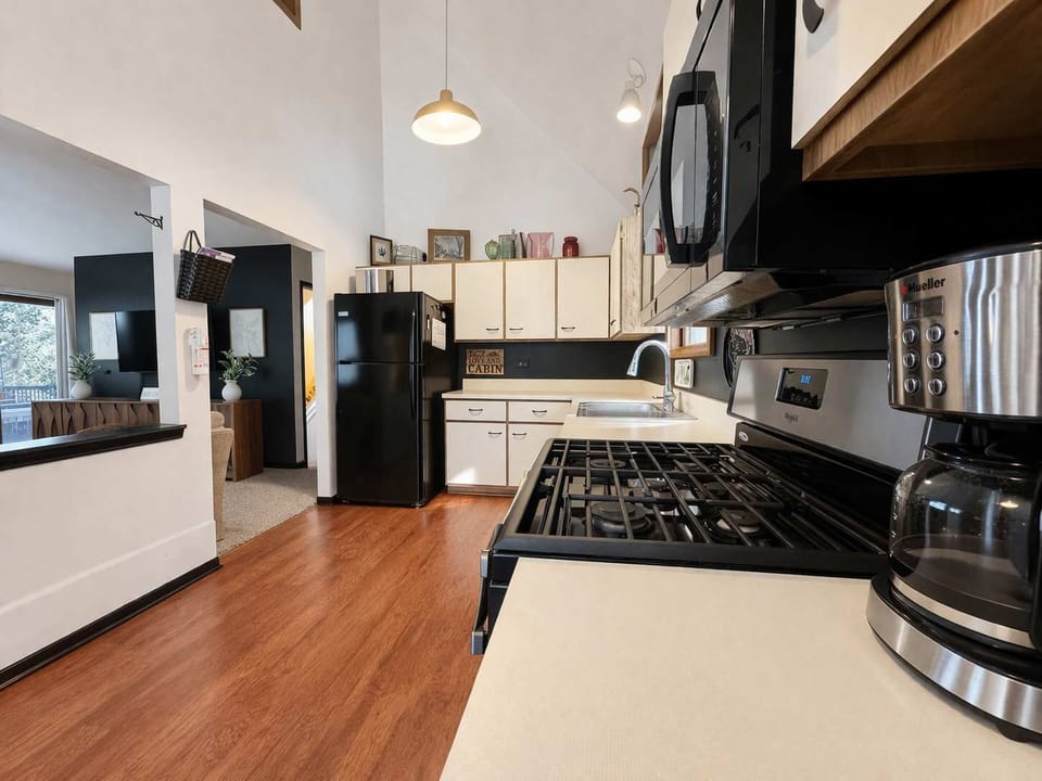 Cabin, Multiple Beds (Amber Sunset Retreat) | Private kitchen