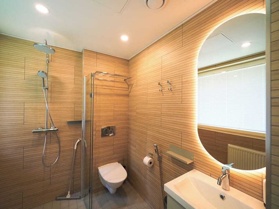 Deluxe Room | Bathroom | Shower, hair dryer, bidet, towels