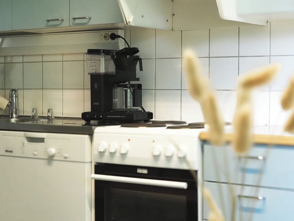 Twin Room, Garden View | Shared kitchen facilities | Fridge, microwave, highchair, cookware/dishes/utensils