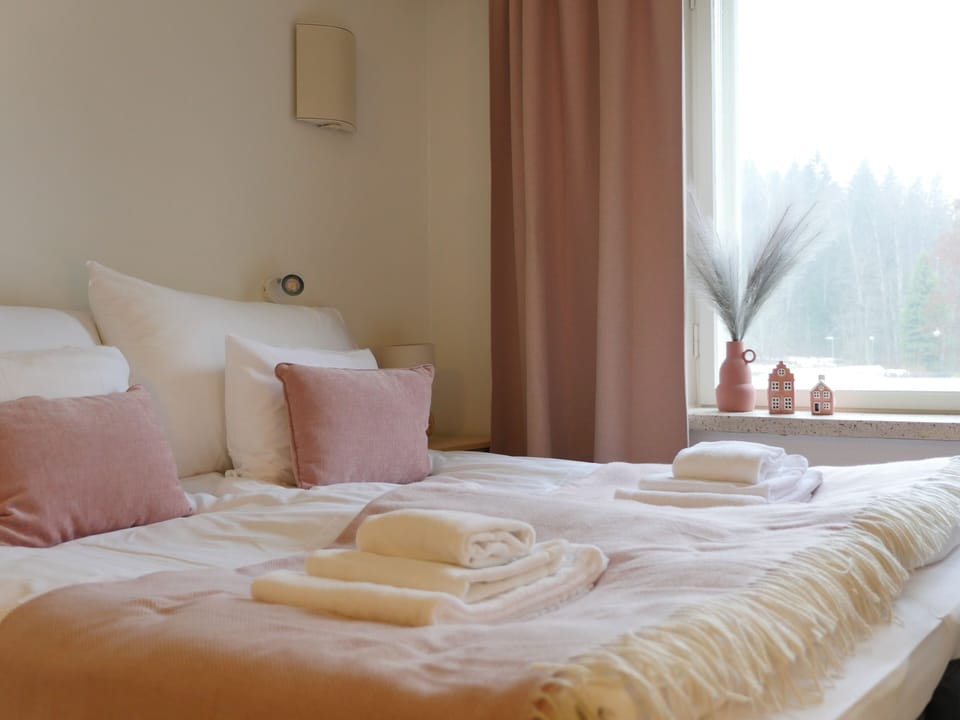 Double Room, 1 Queen Bed, Garden View | Desk, laptop workspace, soundproofing, free WiFi