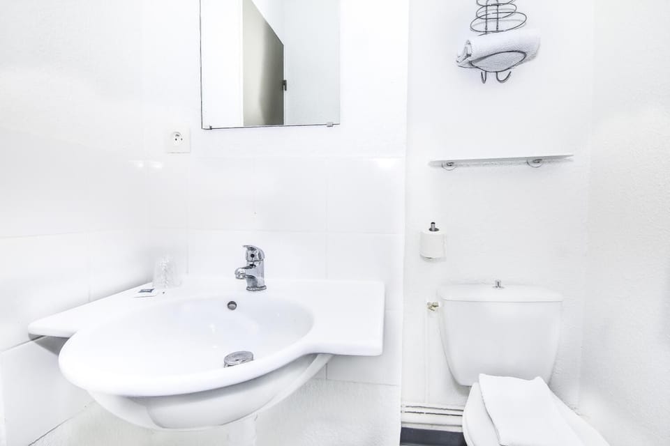 Shower, eco-friendly toiletries, towels