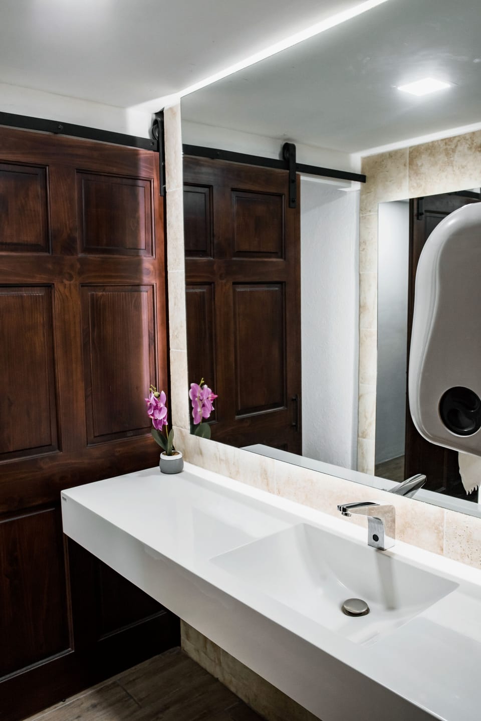 Combined shower/tub, free toiletries, towels