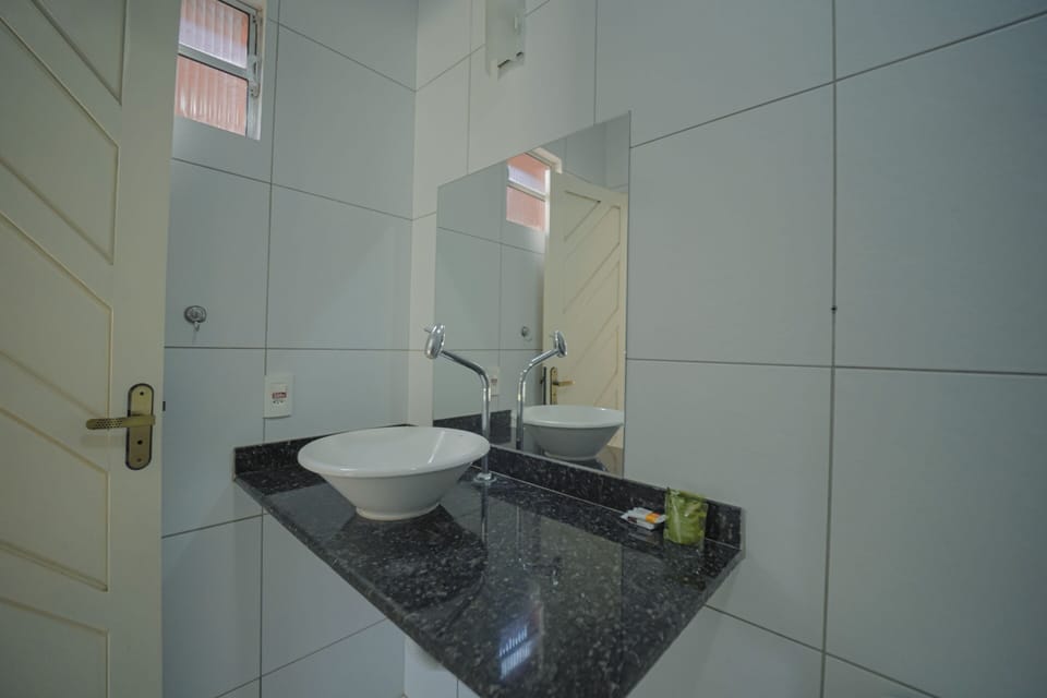 Shower, free toiletries, towels