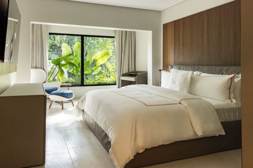 Down comforters, minibar (some free items), in-room safe
