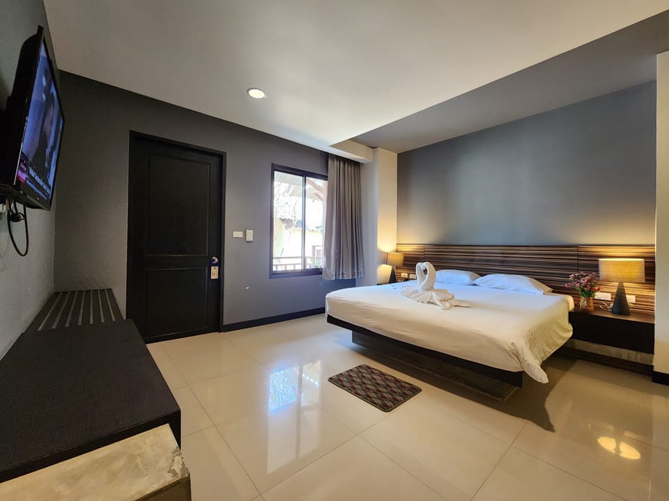 Villa Deluxe | Desk, bed sheets