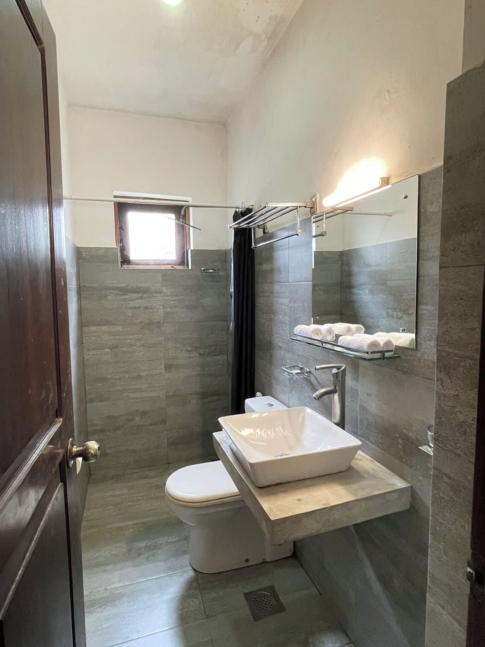 Deluxe Double Room, 1 Double Bed, Accessible, Non Smoking | Bathroom | Shower, free toiletries, hair dryer, bidet