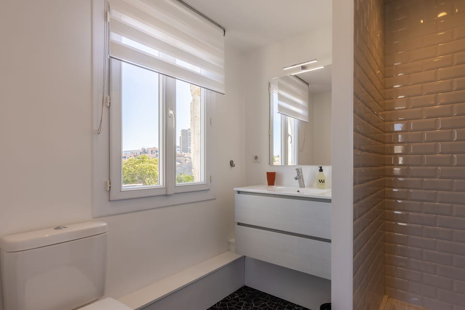 Superior Double or Twin Room, Non Smoking, City View (3) | Bathroom | Shower, rainfall showerhead, hair dryer, towels