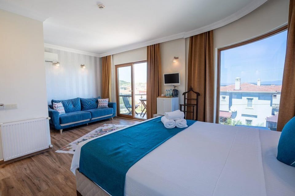 Deluxe Room, Non Smoking, Sea View | Minibar, desk, blackout drapes, WiFi (free)