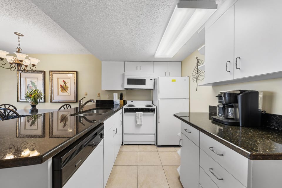 Condo, Multiple Beds (GS Plantation Palms 6307) | Private kitchen