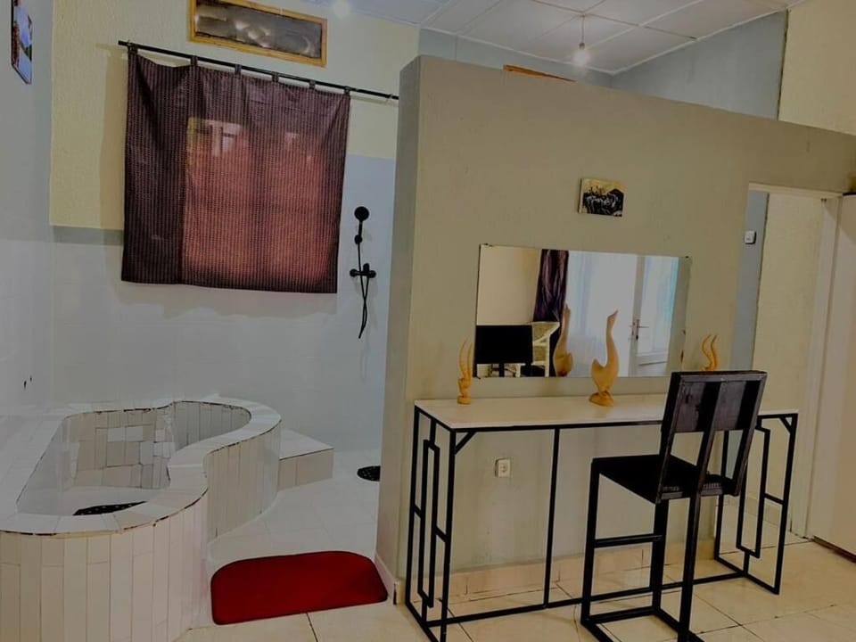 Deluxe Double or Twin Room, 1 Bedroom, Balcony, Courtyard View | Interior
