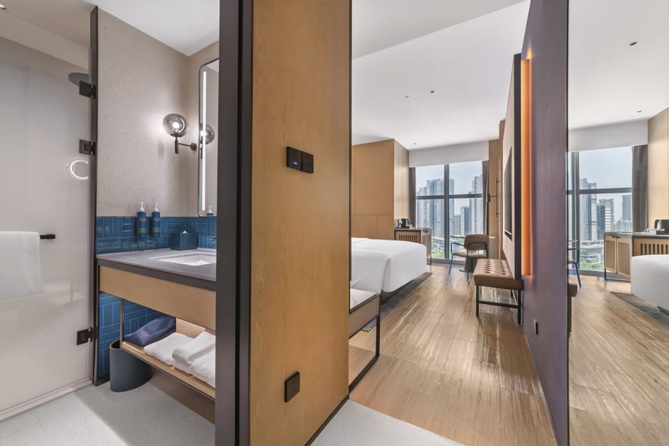 Classic Room, 1 King Bed, City View | In-room safe, desk, blackout drapes, soundproofing