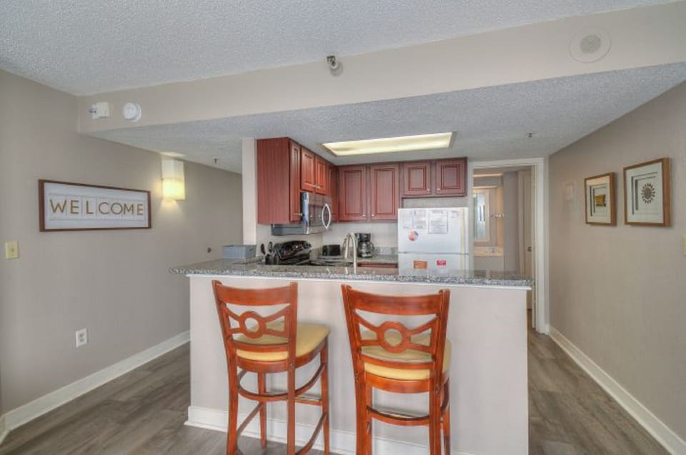 Deluxe Condo, 1 Bedroom, Balcony, Oceanfront (906) | Private kitchen | Fridge, microwave, oven, stovetop