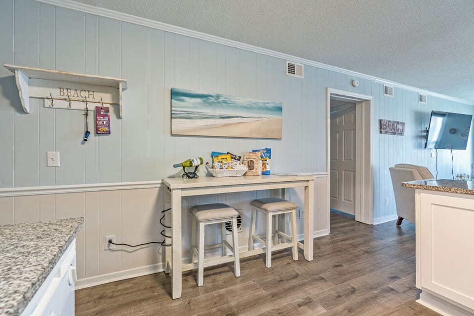 Condo, 2 Bedrooms, Balcony, Partial Ocean View (114A) | In-room dining