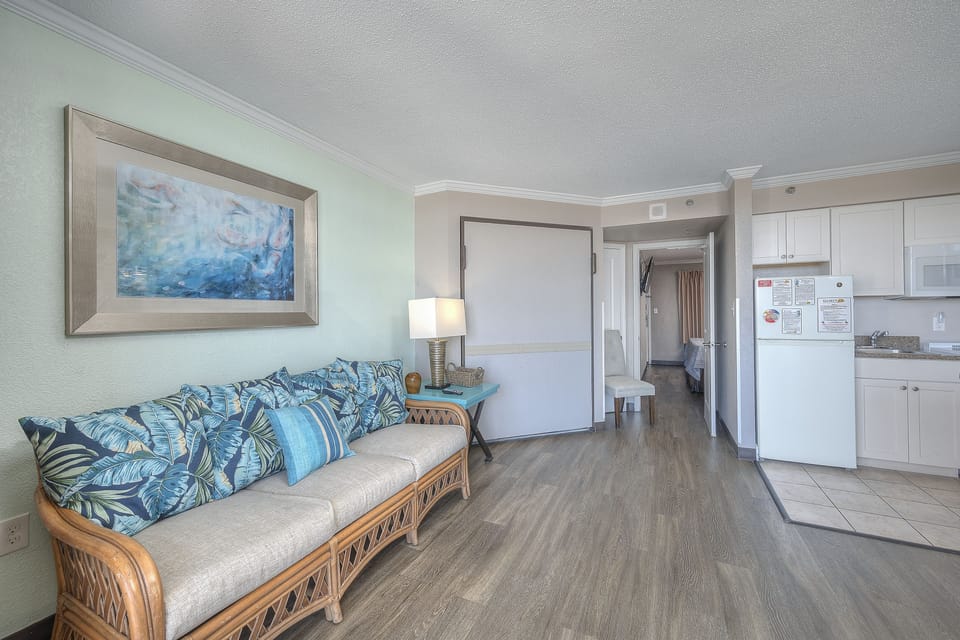Deluxe Condo, 1 Bedroom, Ocean View (1505) | Living area | TV