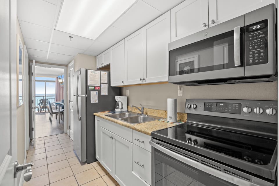 Deluxe Condo, 1 Bedroom, Balcony, Oceanfront (1538) | Private kitchen | Fridge, microwave, stovetop, coffee/tea maker