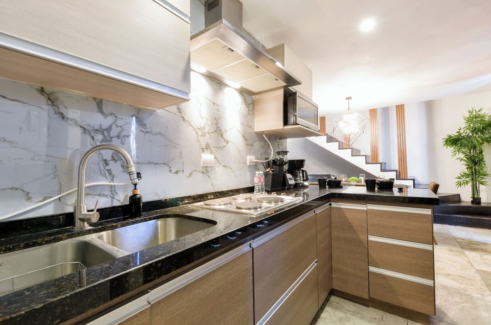 Deluxe Suite, City View | Private kitchen | Full-size fridge, microwave, blender, griddle