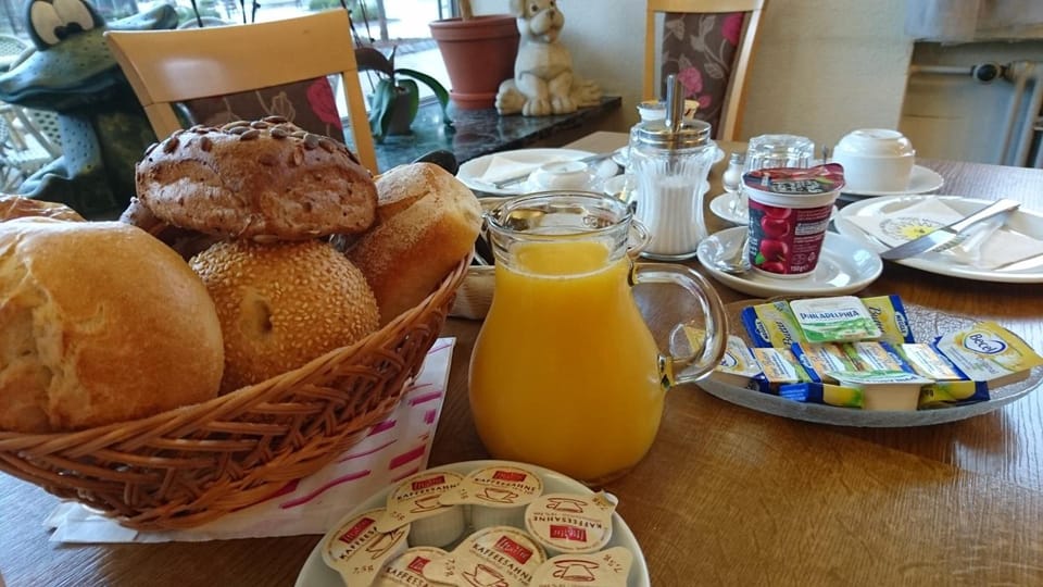 Breakfast, lunch, dinner served; Regional cuisine 