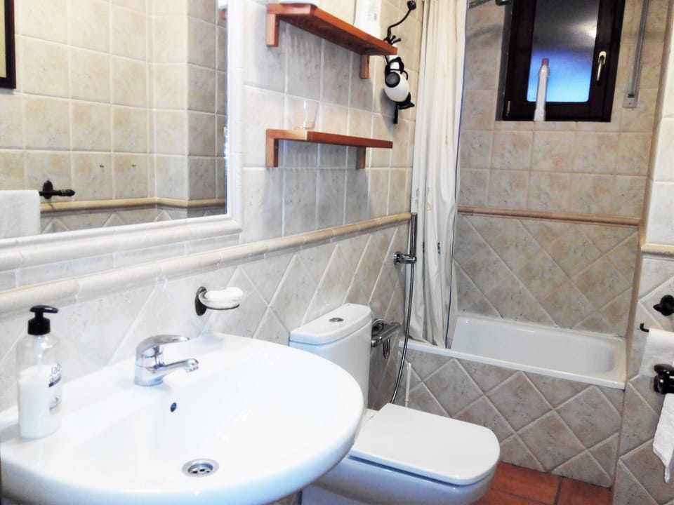 House, 2 Bedrooms | Desk, soundproofing, iron/ironing board, free cribs/infant beds