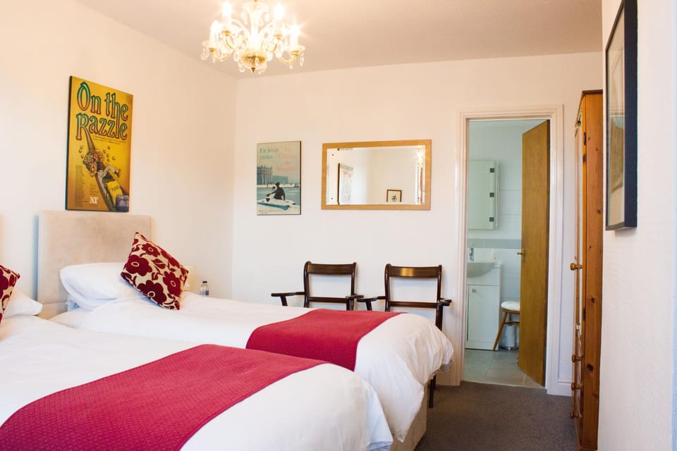 Twin Room, Ensuite | Blackout drapes, free WiFi