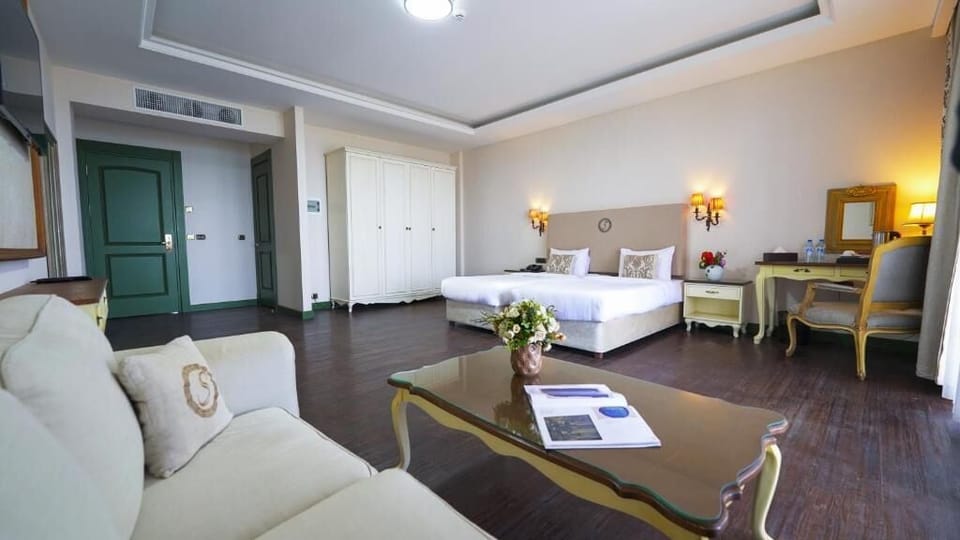 Deluxe Double or Twin Room | In-room safe, desk, blackout drapes, soundproofing