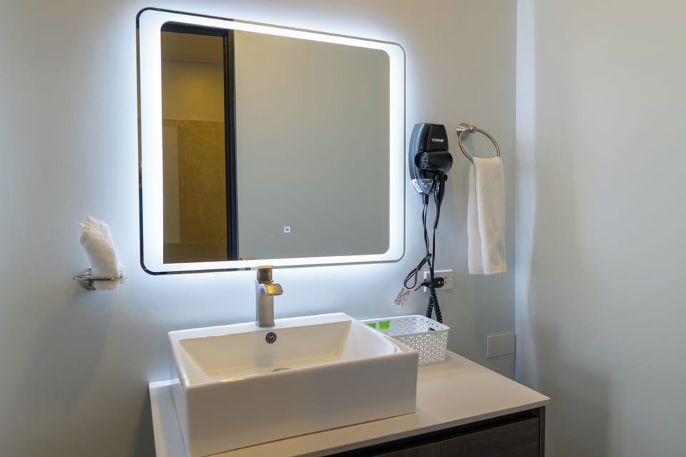 Standard Room, 1 Double Bed | Bathroom | Free toiletries, towels