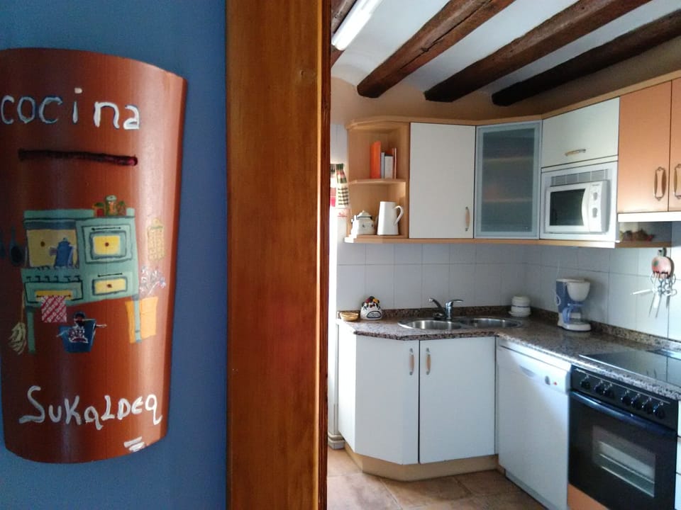 House, 5 Bedrooms | Private kitchen | Full-size fridge, microwave, oven, stovetop
