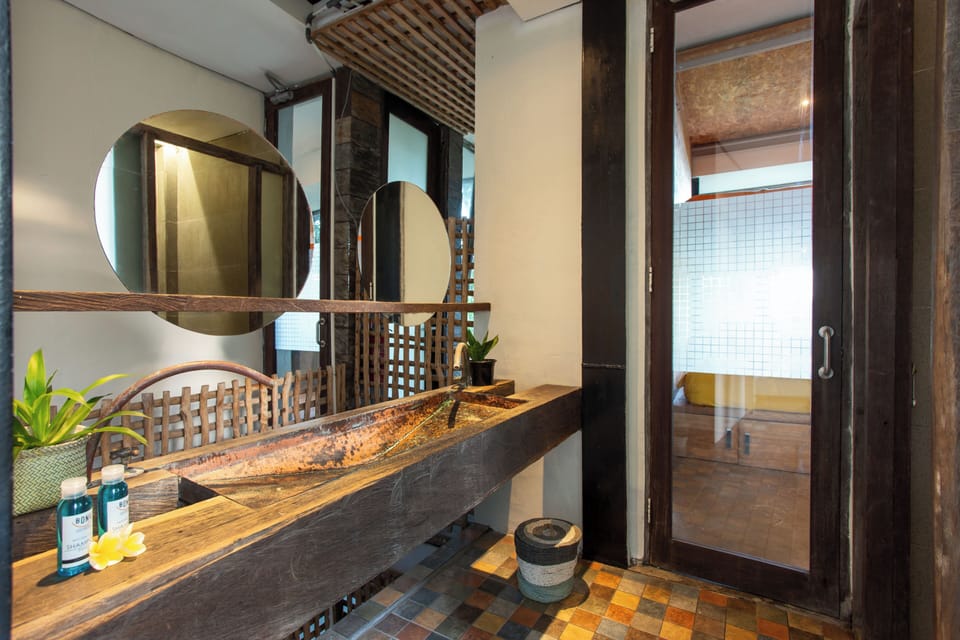 Signature Shared Dormitory, Mixed Dorm, Non Smoking, Shared Bathroom | Bathroom | Shower, rainfall showerhead, free toiletries, towels