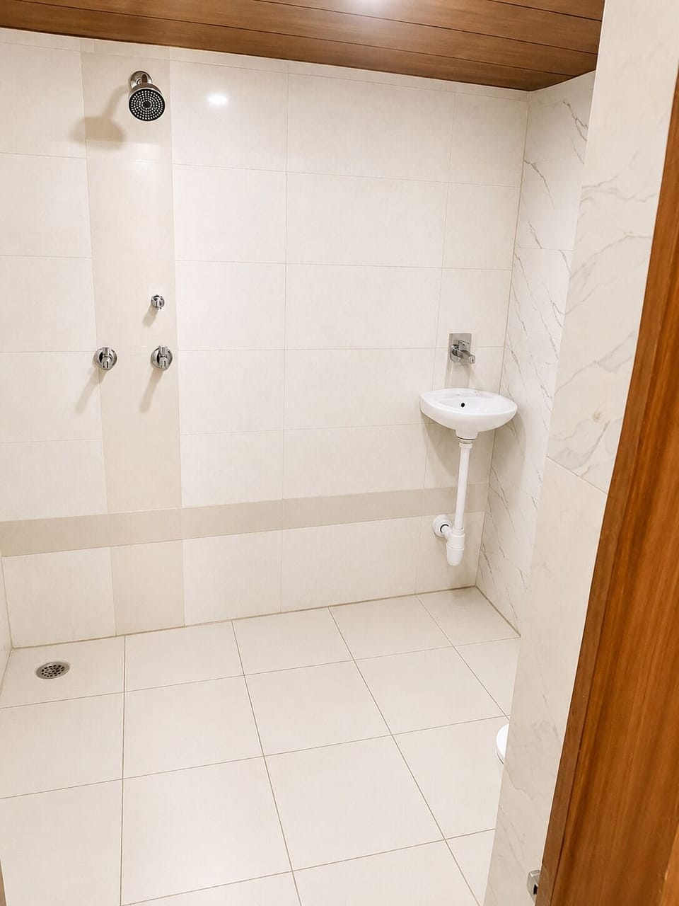 Deluxe Double Room | Bathroom | Free toiletries, towels, soap, shampoo